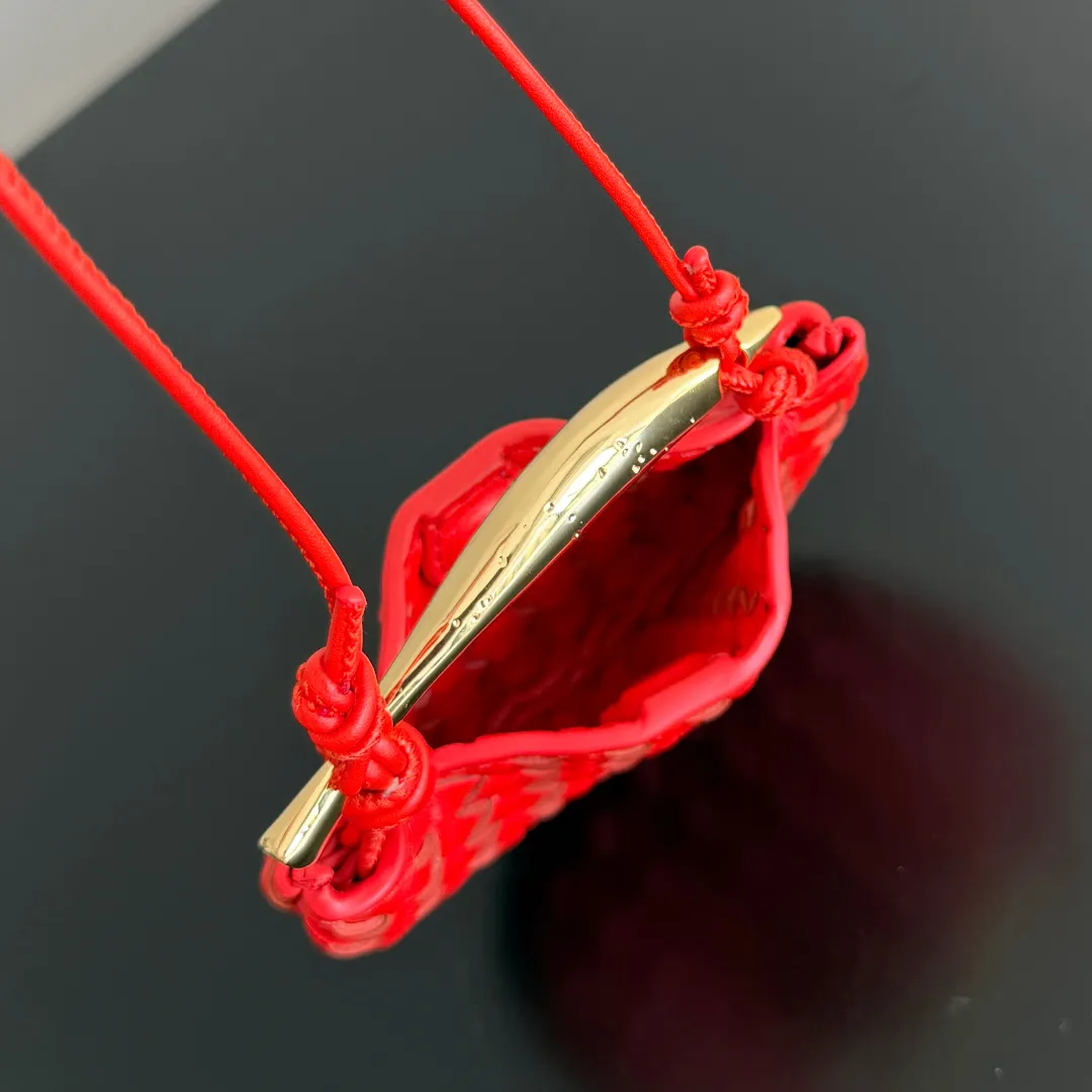 Batch 760 BV Miniature Sardine Cute and charming bag hanger. Why does it look so good on the bag‼ ️Extremely healing♥️The versatile bag shape is paired with dopamine colors, which makes me feel better😍It can also be carried as a small bag, it’s so beautiful. Sardine is a dream of a work of art (Bird In Space Bird in the Sky). We all call this a walking work of art♥️ Style number: 836834 Color: Tomato Red Size: 10*7*1.5cm